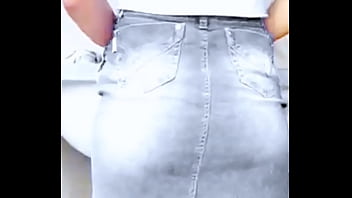 Quando não tem ninguém em casa enteada leva pica no cu do seu padrasto viciado em sexo desta vez ela gravou mas o vídeo vazou na internet