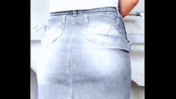 Quando não tem ninguém em casa enteada leva pica no cu do seu padrasto viciado em sexo desta vez ela gravou mas o vídeo vazou na internet