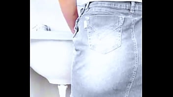 Quando não tem ninguém em casa enteada leva pica no cu do seu padrasto viciado em sexo desta vez ela gravou mas o vídeo vazou na internet