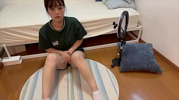 ライブ配信終わった後にムラムラしちゃって自宅でパンツの中に手を入れてオナってしまう女子大生ライバー。【素人】