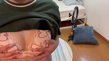 ライブ配信終わった後にムラムラしちゃって自宅でパンツの中に手を入れてオナってしまう女子大生ライバー。【素人】 ライブ配信終わった後にムラムラしちゃって自宅でパンツの中に手を入れてオナってしまう女子大生ライバー。【素人】