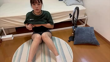 ライブ配信終わった後にムラムラしちゃって自宅でパンツの中に手を入れてオナってしまう女子大生ライバー。【素人】