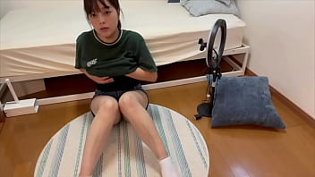 ライブ配信終わった後にムラムラしちゃって自宅でパンツの中に手を入れてオナってしまう女子大生ライバー。【素人】