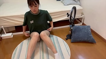 ライブ配信終わった後にムラムラしちゃって自宅でパンツの中に手を入れてオナってしまう女子大生ライバー。【素人】