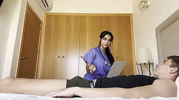 Enfermera tiene sexo con su paciente y le deja correrse en su culo