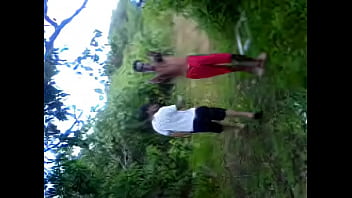 Raissa dando no mato