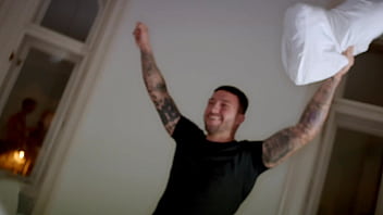 Pelirroja flaca quiere pis en su garganta después de la fiesta rauls bud