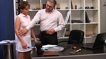 Ragazza peccaminosa succhia cazzo in ufficio blowjob in the office