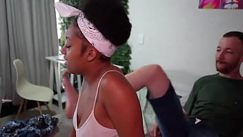 Irmãos gêmeos fazem trolagem com novinha e fazem um sexo gostoso twin brothers troll a young girl and have good sex #