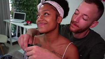 Irmãos gêmeos fazem trolagem com novinha e fazem um sexo gostoso twin brothers troll a young girl and have good sex #