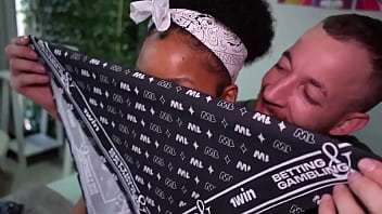 Irmãos gêmeos fazem trolagem com novinha e fazem um sexo gostoso twin brothers troll a young girl and have good sex #