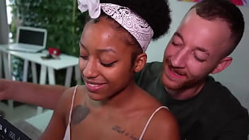 Irmãos gêmeos fazem trolagem com novinha e fazem um sexo gostoso twin brothers troll a young girl and have good sex #