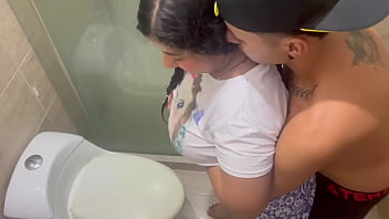 Seduzco A La Puta De Mi Hermanastra Mientras Limpia La Casa Y Yo La Follo Tan Duro Que La Hago Venir A Chorros thumbnail