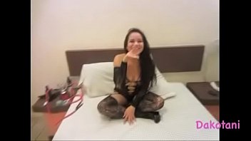 Dakotani bailando sensual