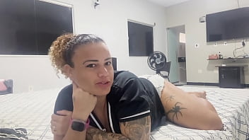 Eu gosto muito di ficar nua mim exibindo na net quando o cornao sai