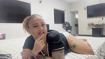 Eu gosto muito di ficar nua mim exibindo na net quando o cornao sai
