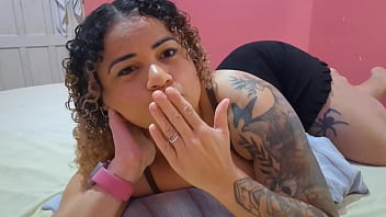 Eu gosto muito di ficar nua mim exibindo na net quando o cornao sai