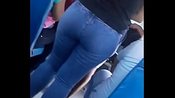 Rico culo en el bus