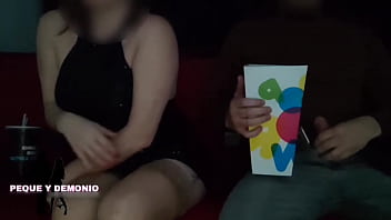 Manoseada por un desconocido en el cine mojó el coño y me dejé masturbar en público