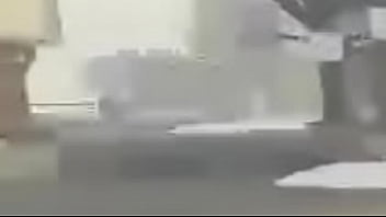 Joven disfruta un palo largo