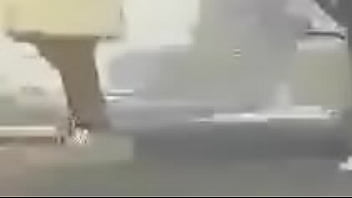 Joven disfruta un palo largo