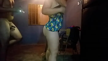 Lleno de leche el grande culo de mi amiga de 18 años