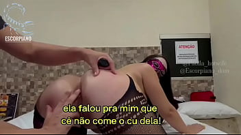 Depois de tomar umas no barzinho o casal sai com um comedor que satisfaz a esposa puta boquete no carro anal no motel e feita de cadelinha