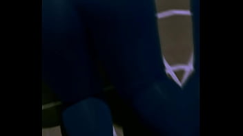 Ellie sanches se exibindo na garagem de casa