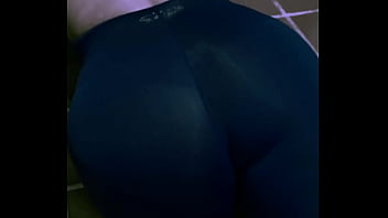 Ellie sanches se exibindo na garagem de casa