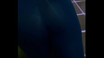 Ellie sanches se exibindo na garagem de casa