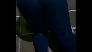 Ellie sanches se exibindo na garagem de casa