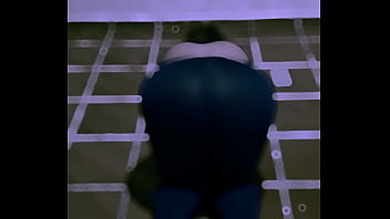 Ellie sanches se exibindo na garagem de casa