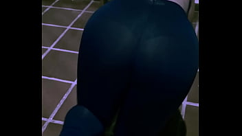 Ellie sanches se exibindo na garagem de casa