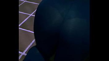 Ellie sanches se exibindo na garagem de casa