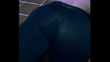 Ellie sanches se exibindo na garagem de casa