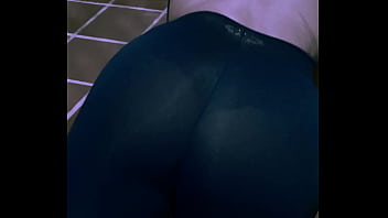 Ellie sanches se exibindo na garagem de casa