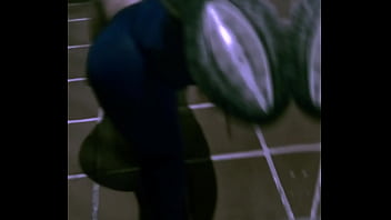 Ellie sanches se exibindo na garagem de casa