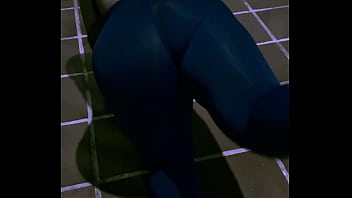 Ellie sanches se exibindo na garagem de casa