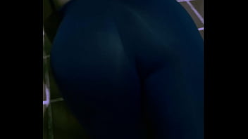 Ellie sanches se exibindo na garagem de casa