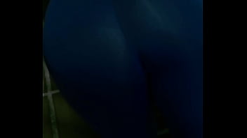 Ellie sanches se exibindo na garagem de casa