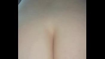 Culona latina follada vaginal con su consolador en el baño