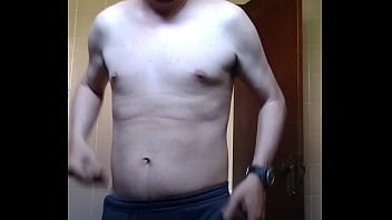 Homem sem camisa se mostrando