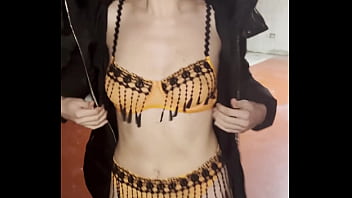 De retour à l'hôtel mais cette soirée m'a beaucoup excitée et je ne peux