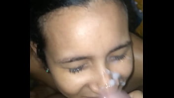 Sexo real con mi hermanastra le hago un facial muy rico
