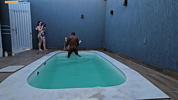 Chamou pra tomar banho de piscina mas queria fuder e fazer video
