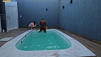 Chamou pra tomar banho de piscina mas queria fuder e fazer video