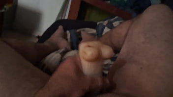 Kleber gozando com o seu brinquedinho gozando