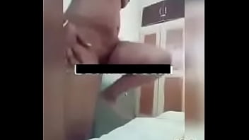 Desi babe dildoin using small thing on cam