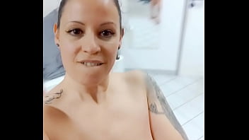 On est mardi et le mardi j'ai quoi j'ai cours de pole dance bonne journée