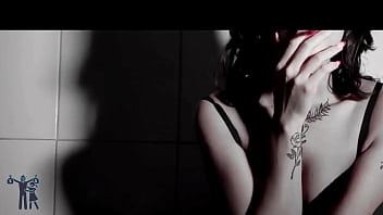 Cheia de tesão gozando para voces